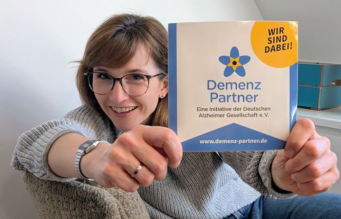 Christin Baade mit dem Heft der Initiative Demenz Partner